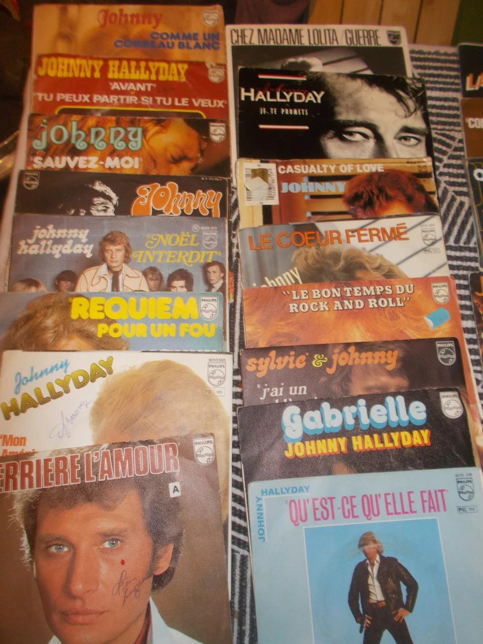 Magnífico lote de 60 discos de vinilo de 45 rpm (sencillos / EP) de Johnny Hallyday. – photo 5